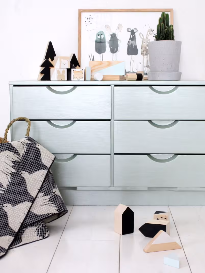 Kid's room classic dresser into metal shade