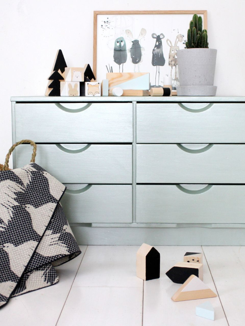 Kid's room classic dresser into metal shade