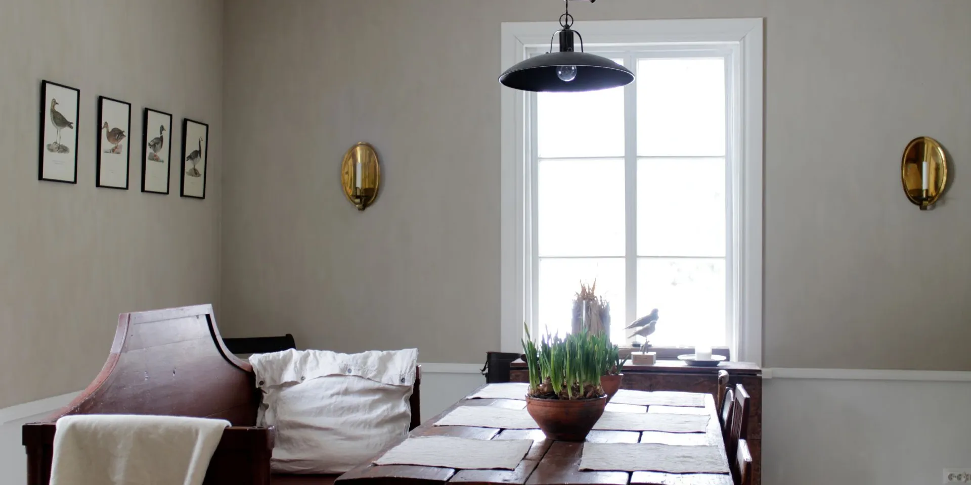 Ruskeanharmaa ruokailutilan seinä