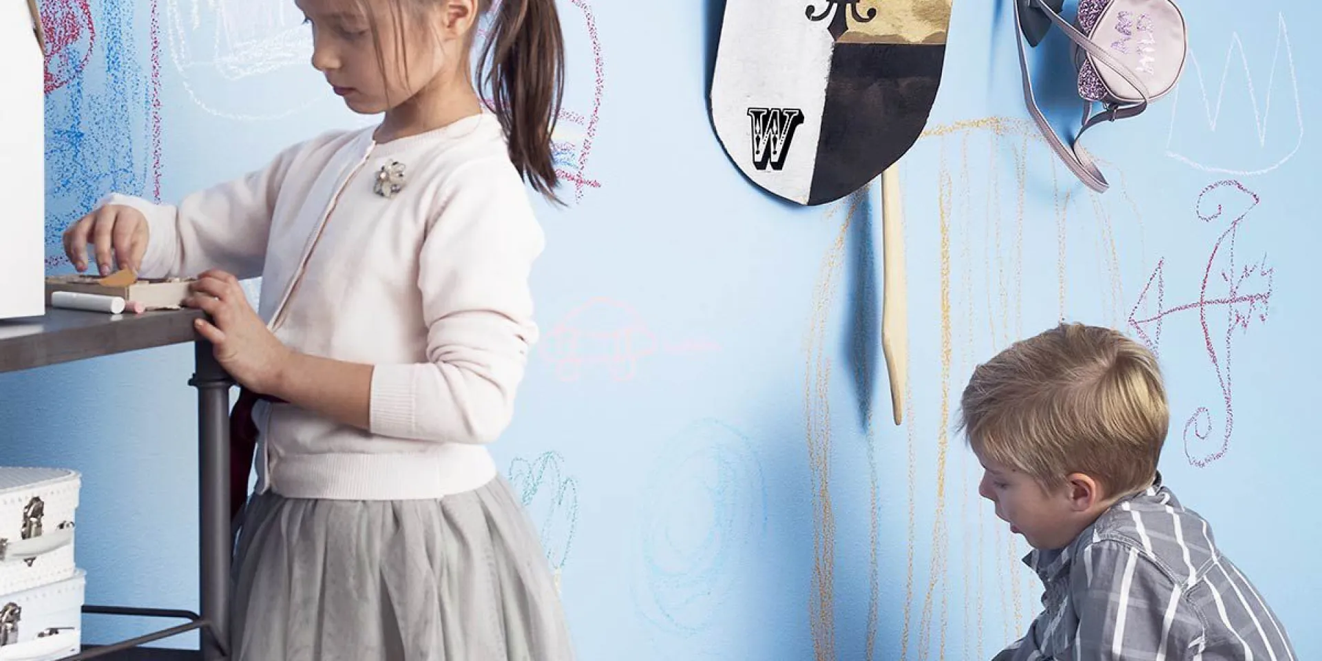 lapset piirtämässä seinään