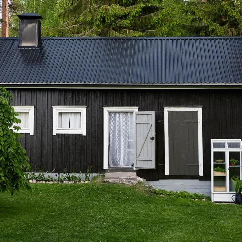 Окрашиваем фасад  в черный цвет 