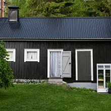 Окрашиваем фасад  в черный цвет 