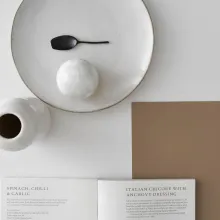 Riikka Kantinkoski окрасила стены в шоколадно-коричневые цвета